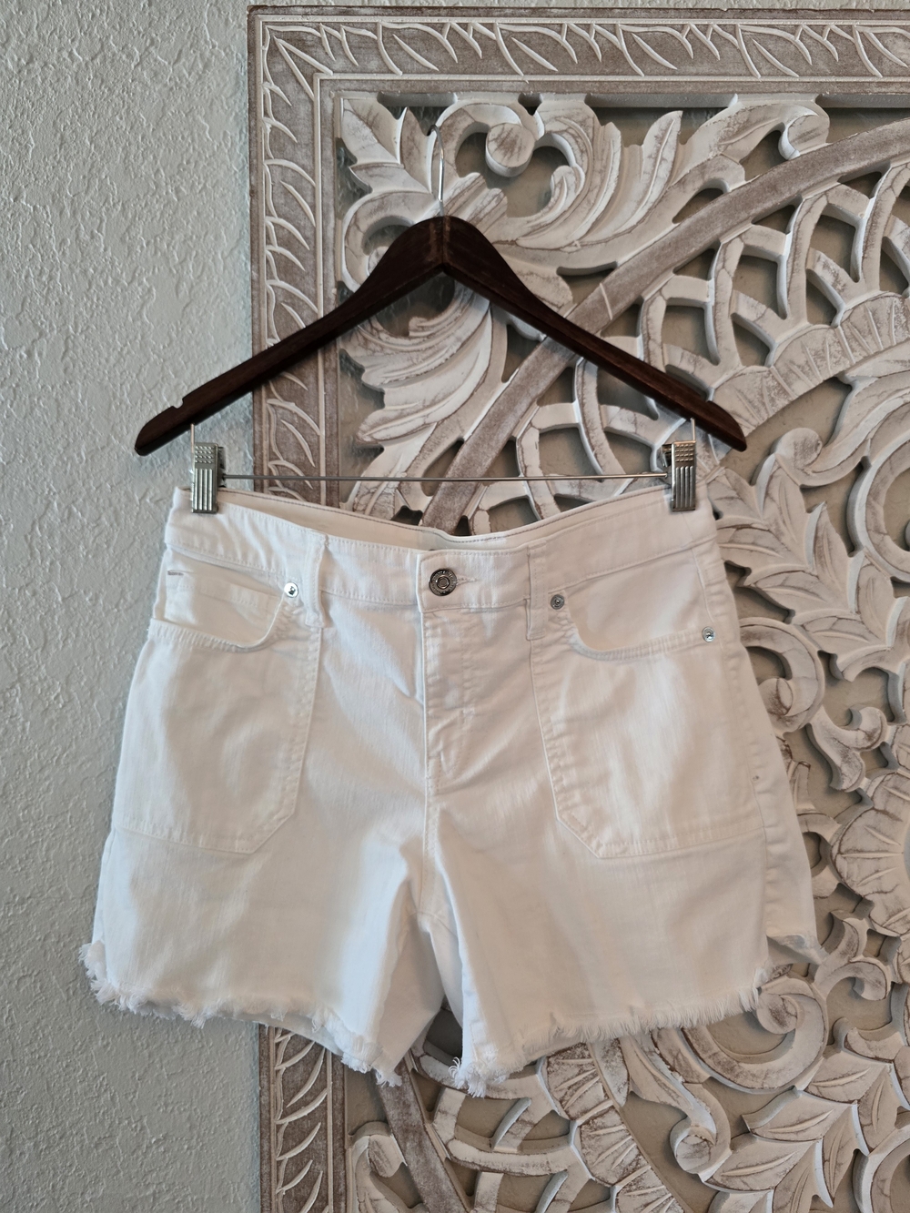 Tommy Bahama Women's Ella Twill Denim White Stretch Shorts 6 Frayed Hem - Picture 2 of 9